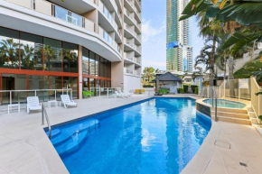 Spacious 1-Bed with Pool & Sauna in Broadbeach